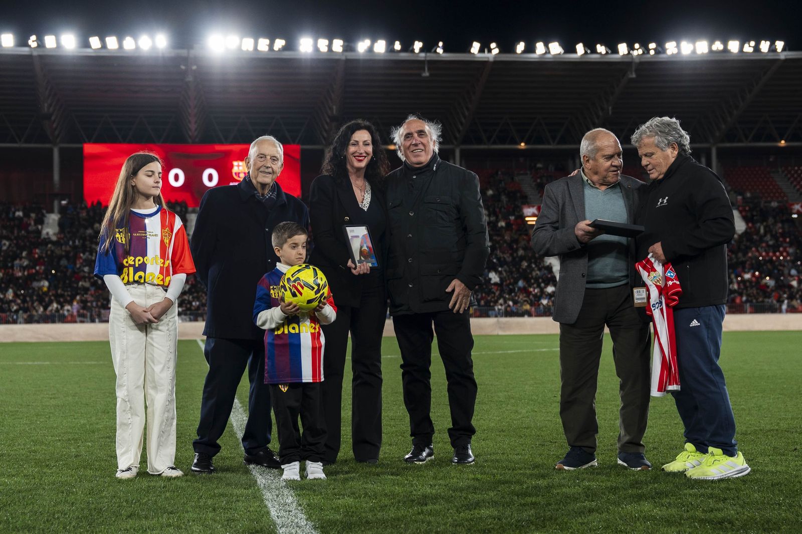 Fotogalería del partido homenaje a Guillermo Blanes entre los veteranos de la UD Almería y el FC Barcelona