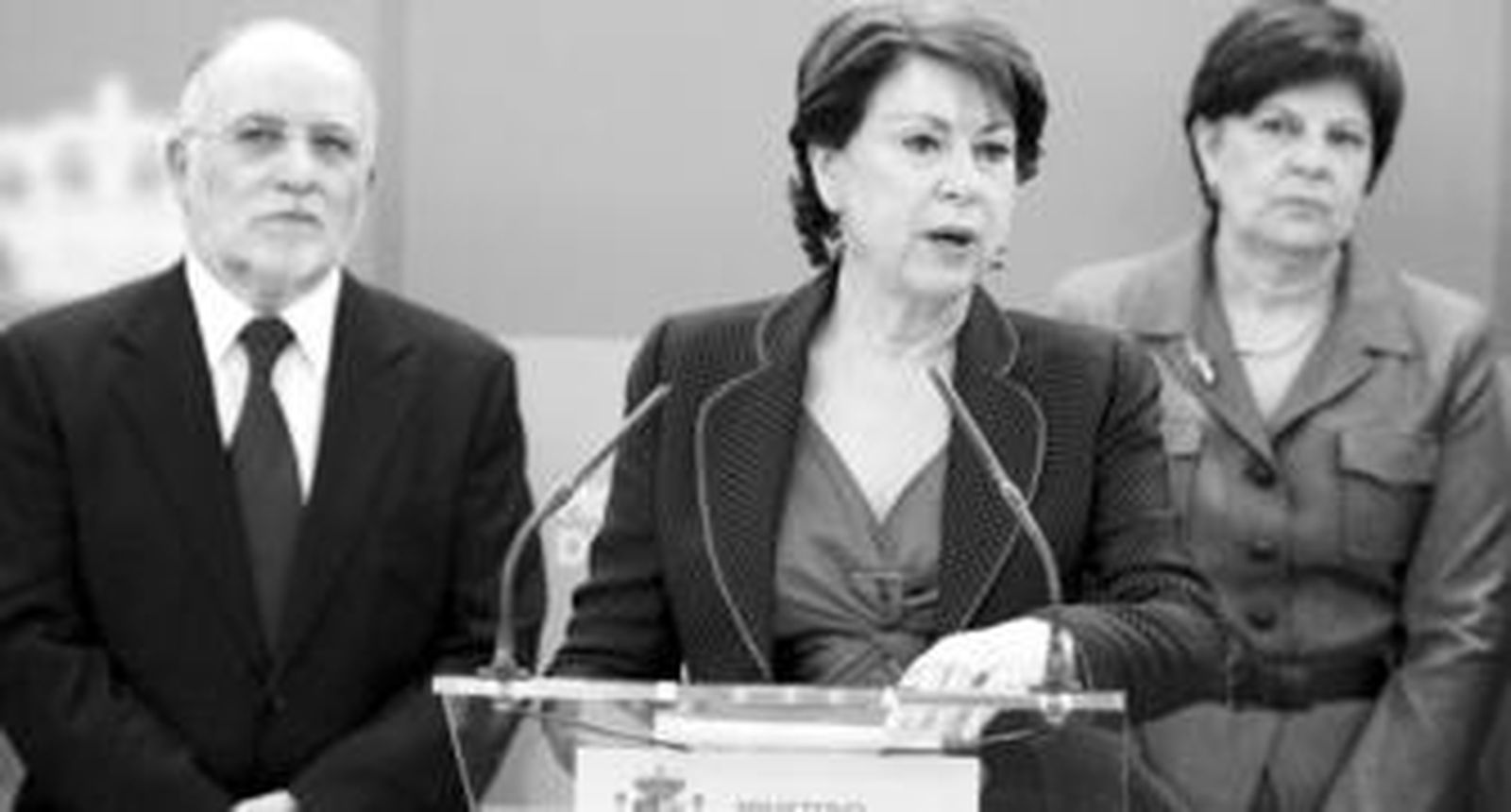 Magdalena Álvarez, durante su intervención ayer en el Ministerio de Fomento, con sus dos secretarios de Estado, Víctor Morlán y Josefina Cruz Villalón.