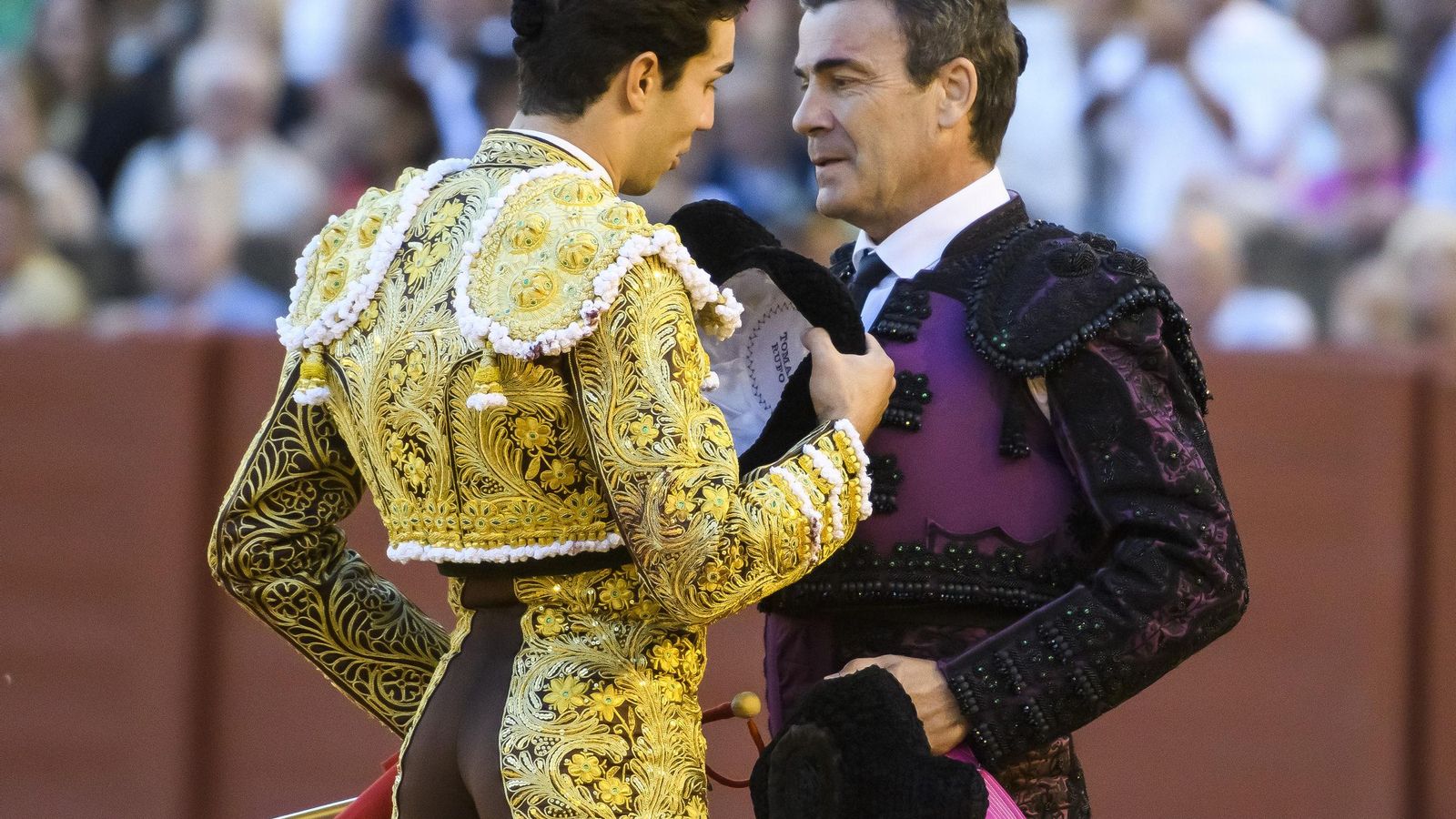 Tomás Rufo brinda la faena del sexto toro a su subalterno José Antonio Carretero, que se despidió de los ruedo.