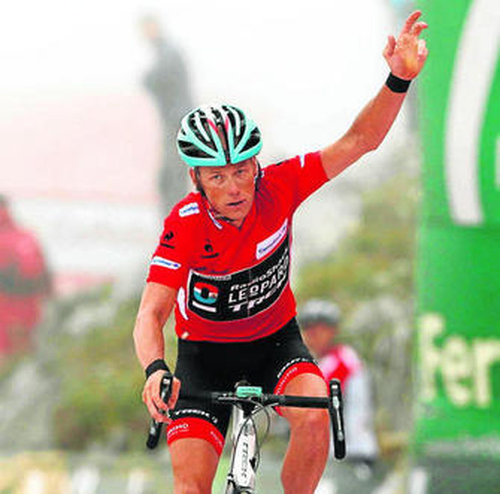 Chris Horner saluda tras cruzar la línea de meta de la vigésima etapa en segundo lugar.