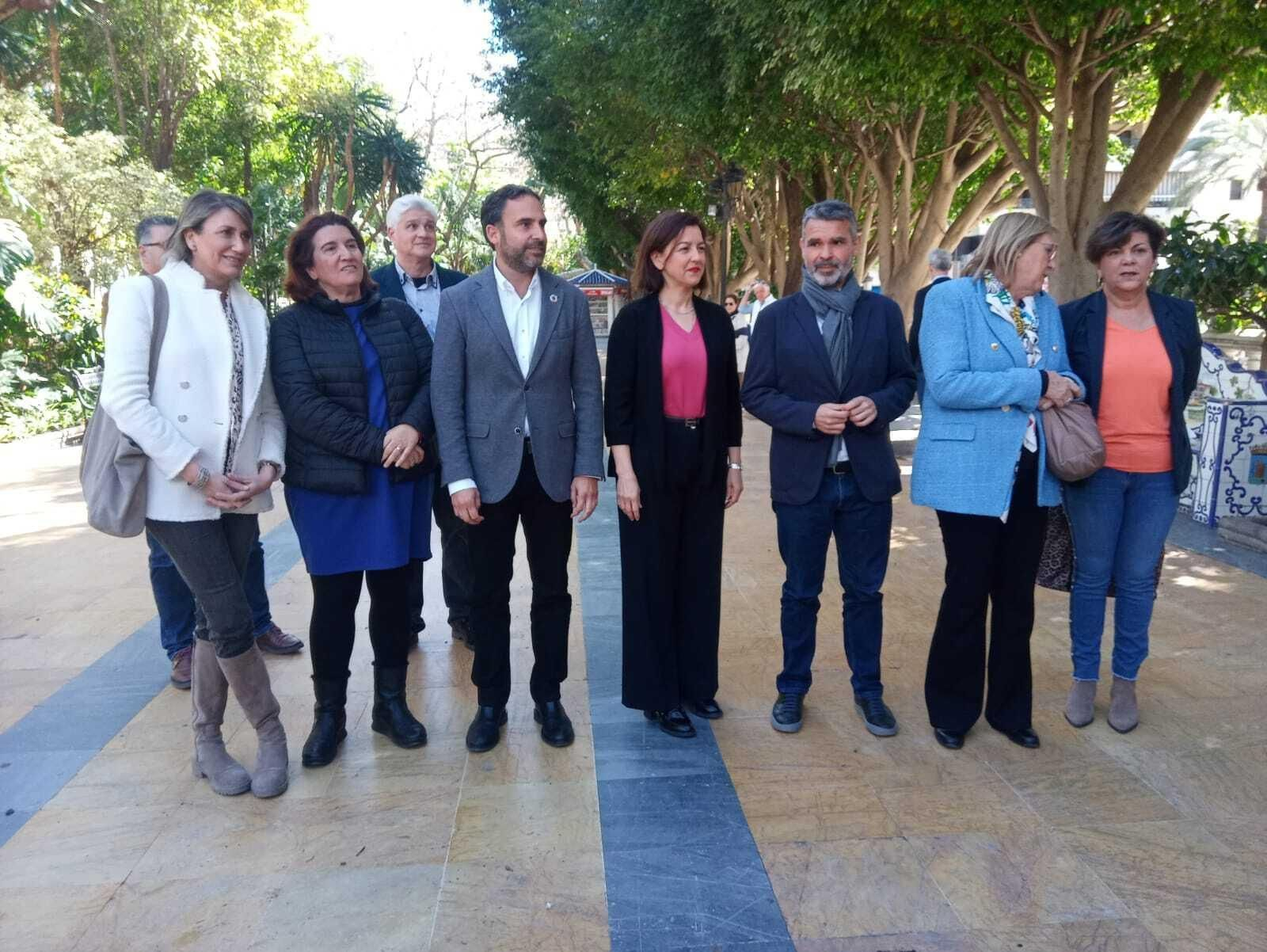La visita de Eva Granados (C.) a la ciudad de Marbella.
