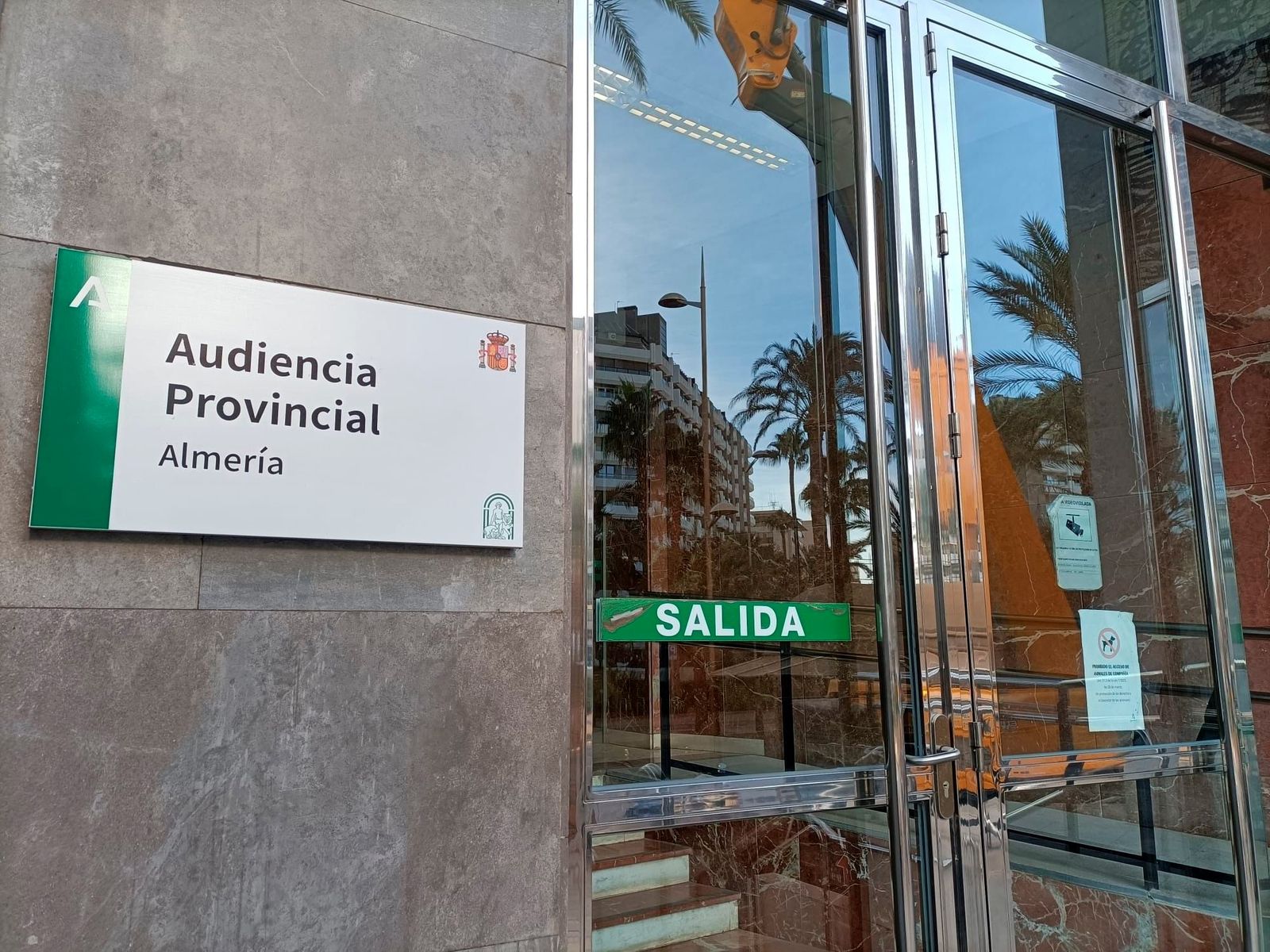 Entrada a la Audicencia Provincial de Almería.