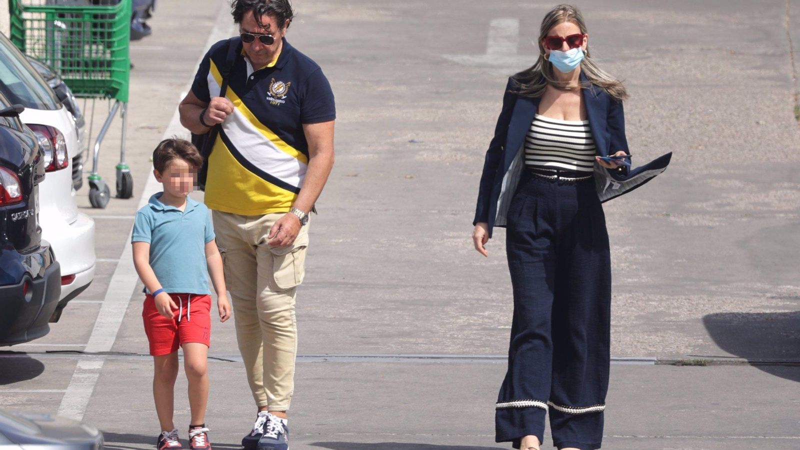 Luis Lorenzo y su mujer, Arancha, con su hijo de cuatro años.