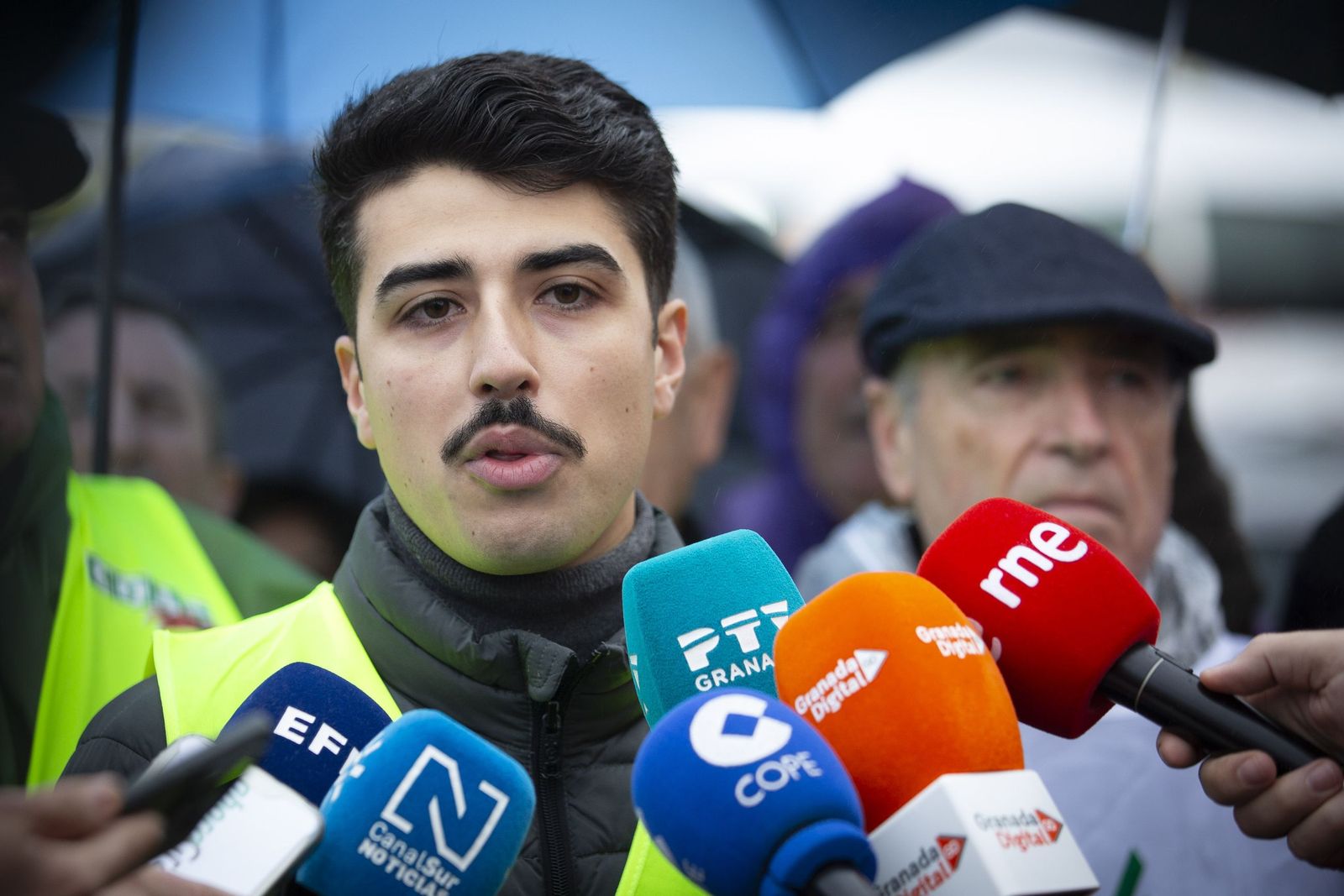 Las mejores imágenes de la tractorada que ha paralizado Granada bajo la lluvia