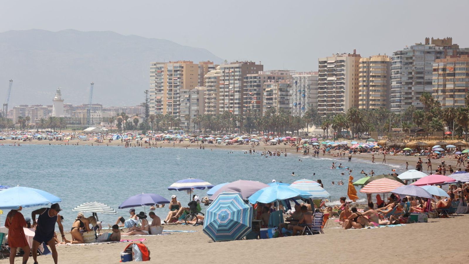 Vista de la playa de la Caleta, en Málaga. Vista de la playa de la Caleta, en Málaga.