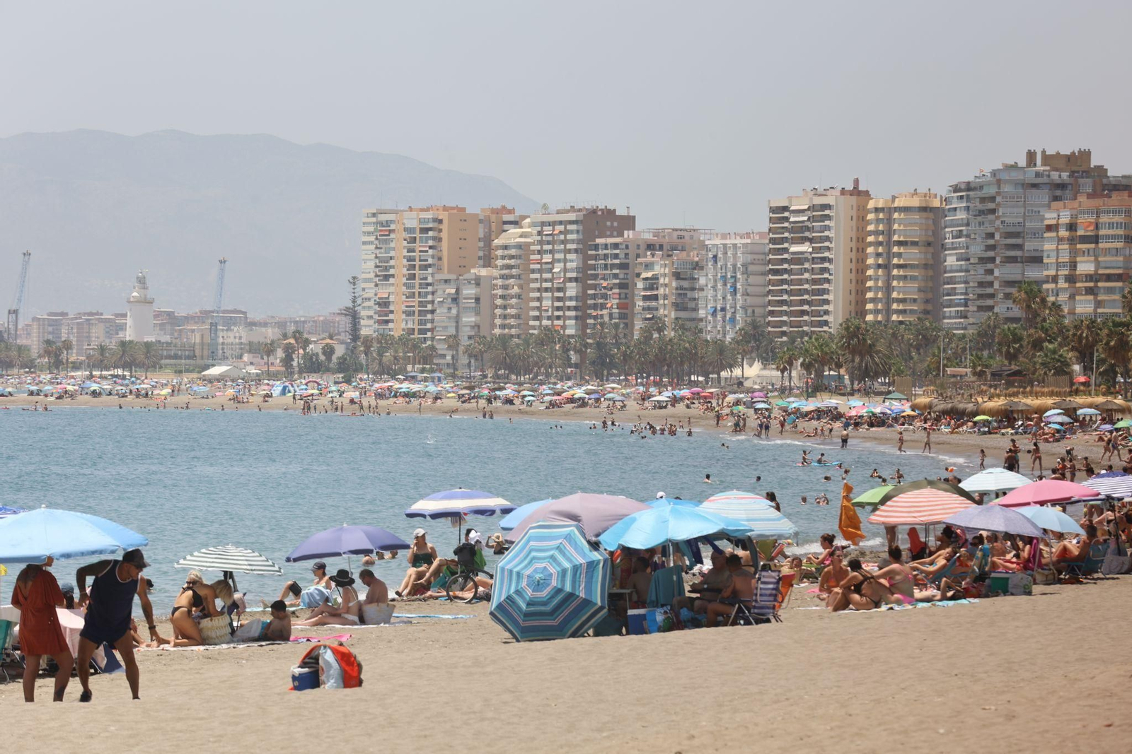 Vista de la playa de la Caleta, una de las más llenas, este domingo Vista de la playa de la Caleta, una de las más llenas, este domingo