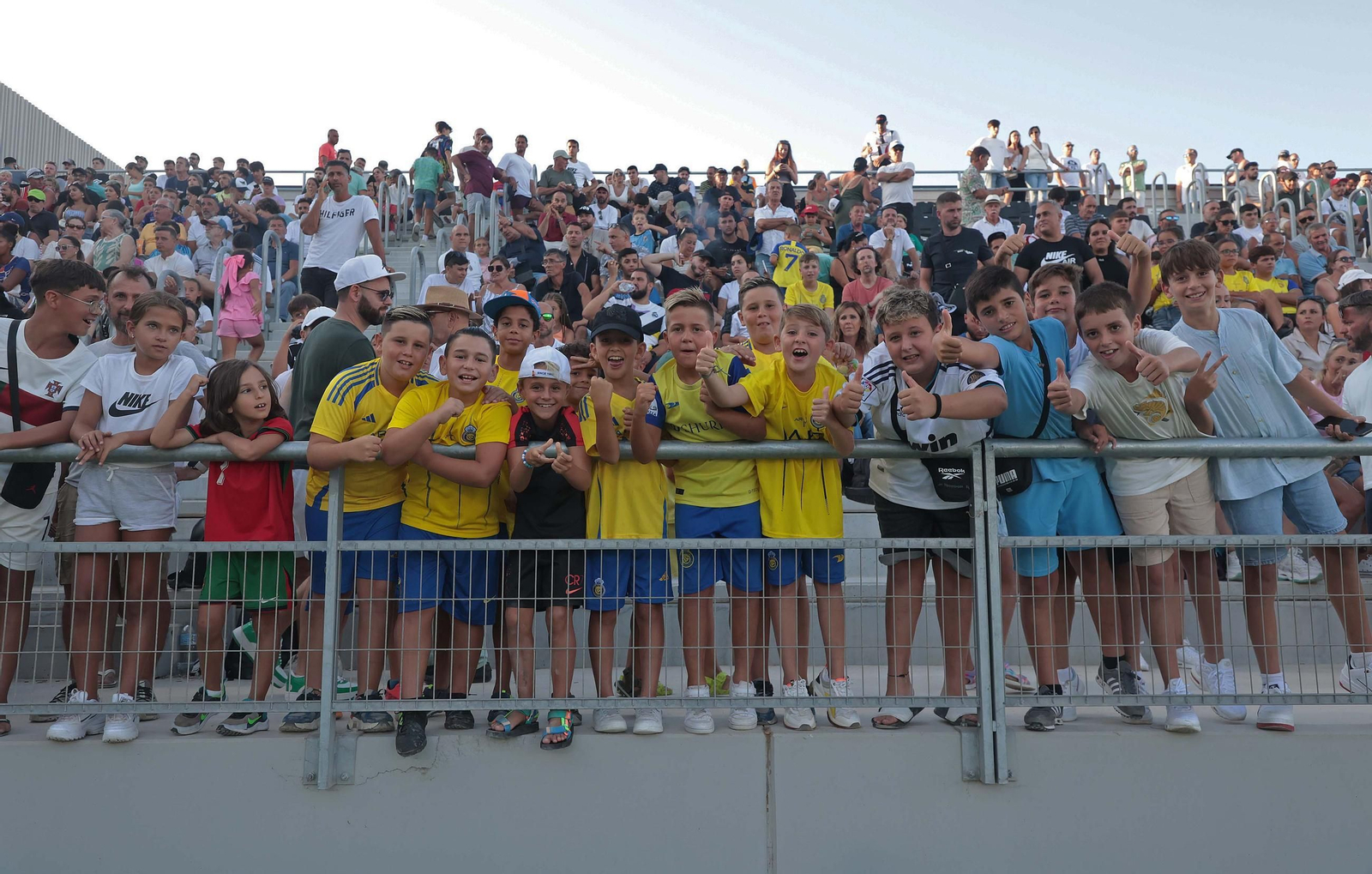 Búscate durante el Granada - Al Nassr en el Ciudad de La Línea