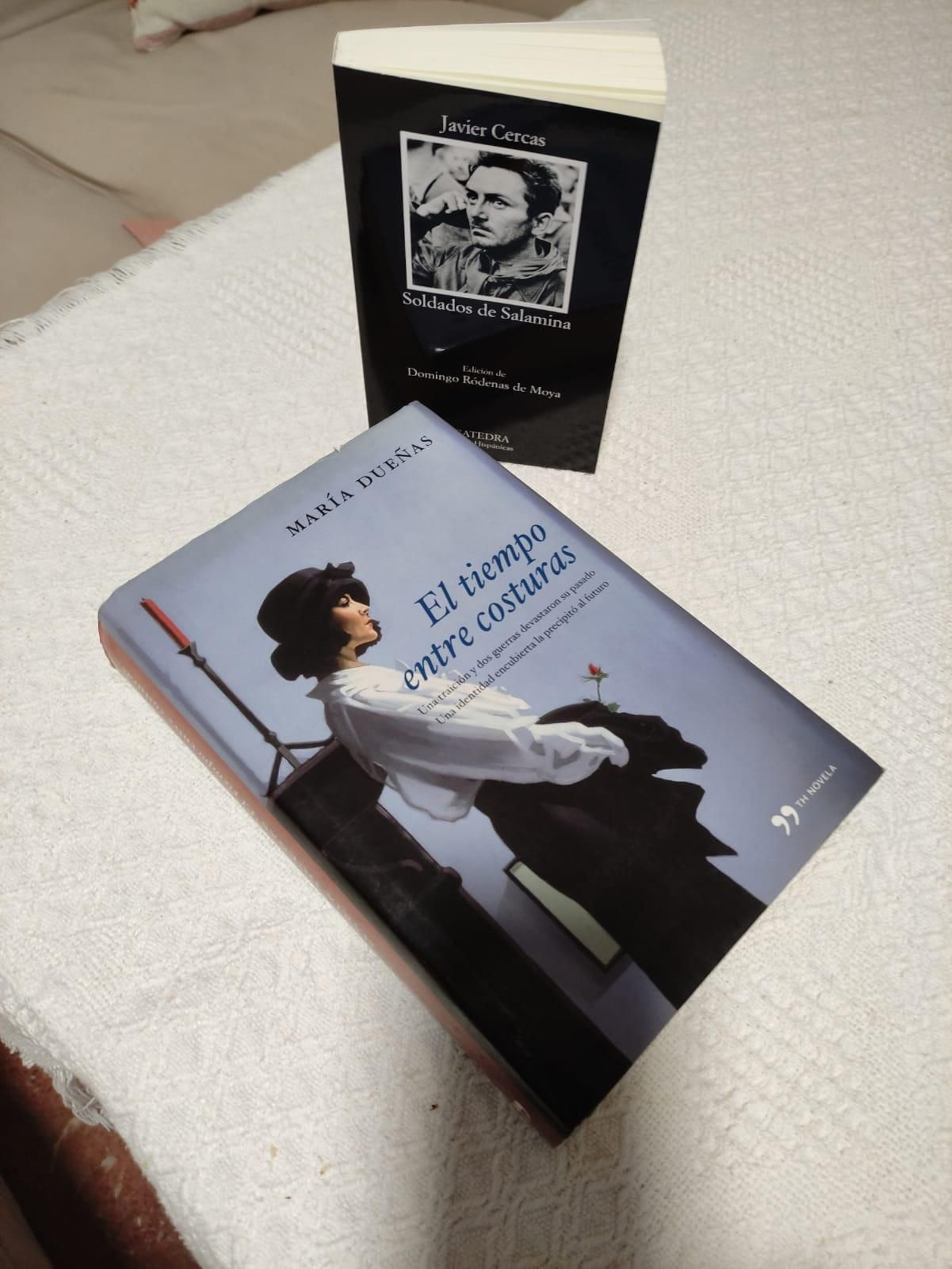 Portadas de ‘Soldados de Salamina', de Javier Cercas, y ‘El tiempo entre costuras’, de María Dueñas.