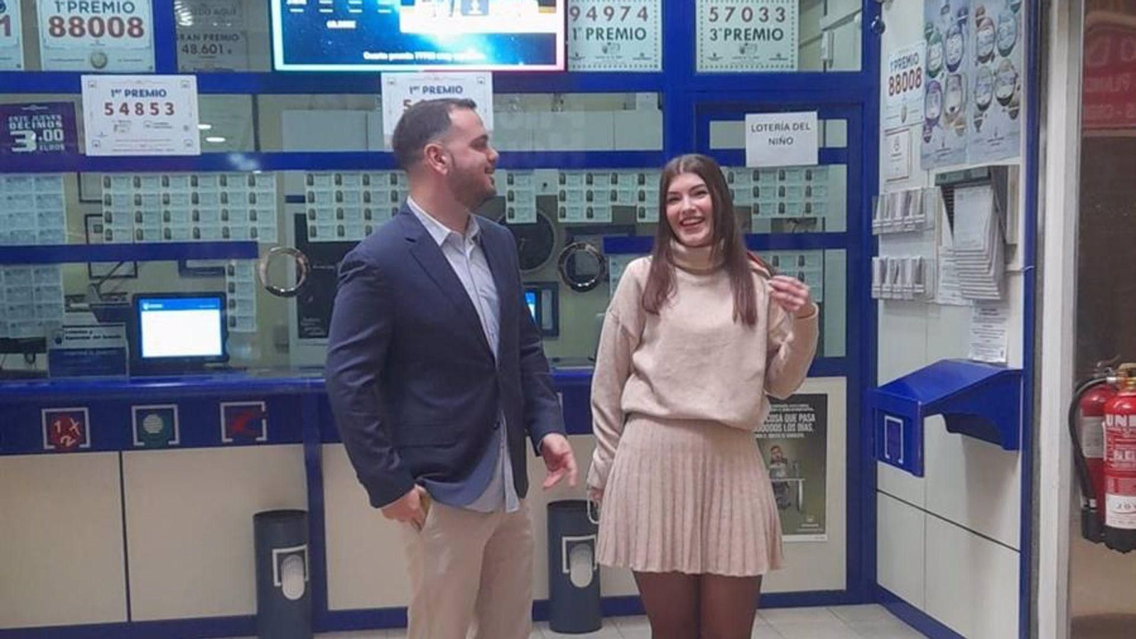 Alejandro Balboa y Benito Almazan, responsables de la administración de lotería que ha repartido cuatro series del tercer premio.