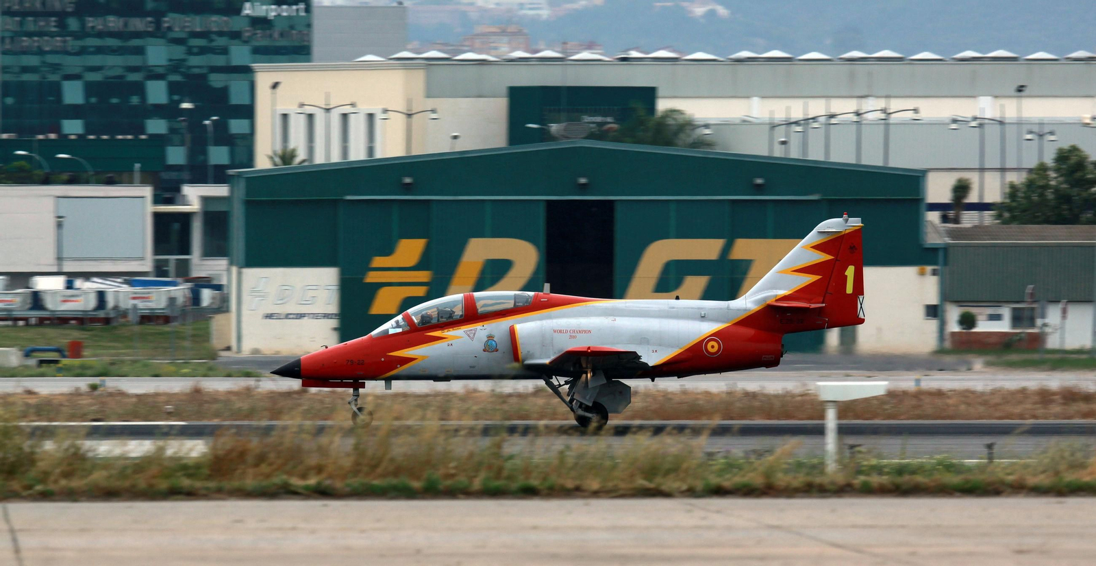 Espectaculares fotos de las acrobacias de la Patrulla Águila: cuatro décadas surcando los cielos