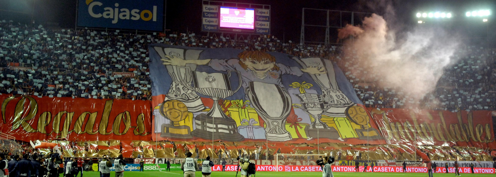 Mosaicos exhibido en el Ramón Sánchez-Pizjuán, en una de sus grandes noches.