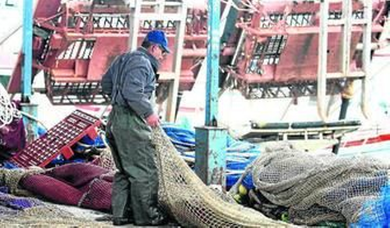Un pescador prepara las redes para salir a faenar.