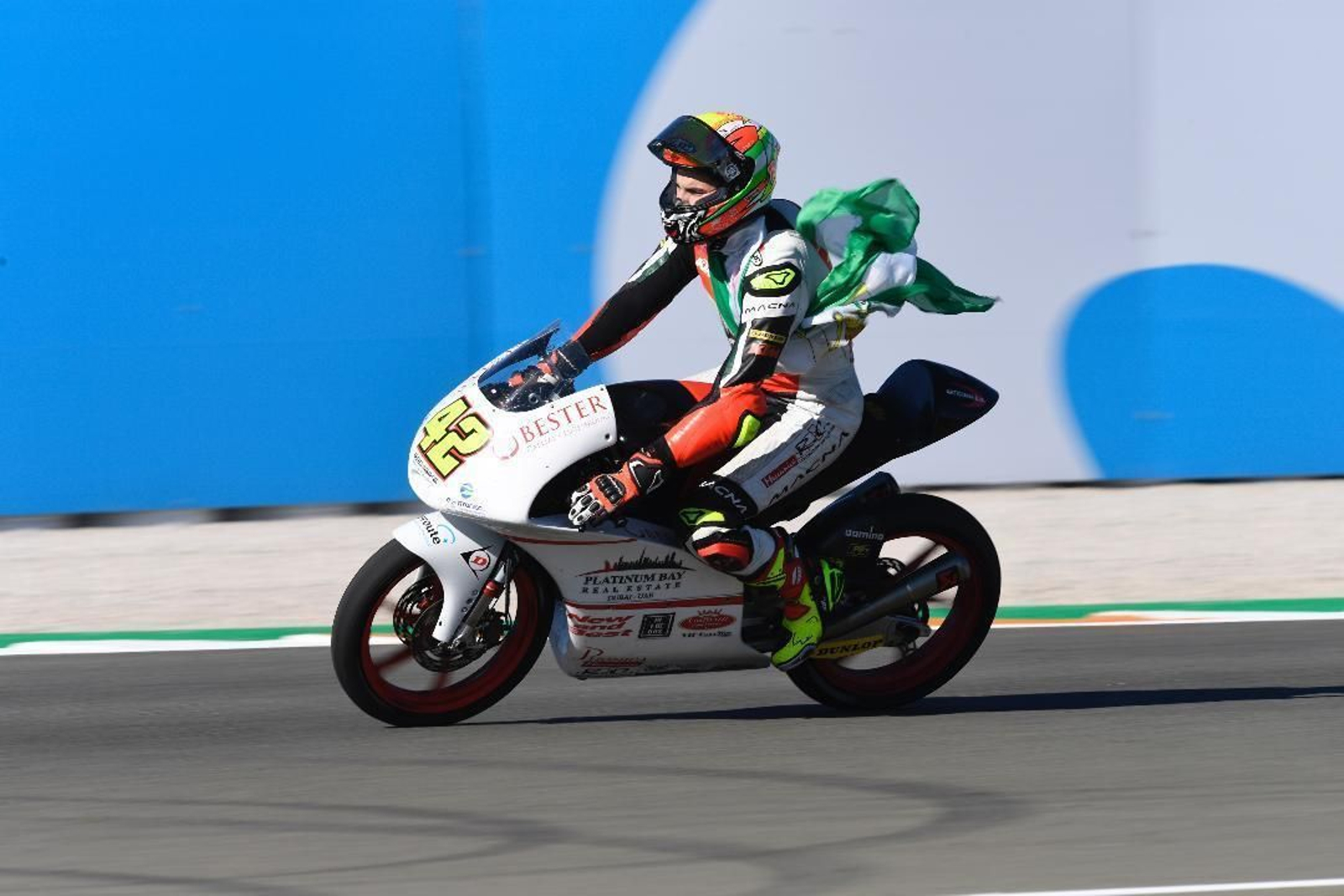 Marcos Ramírez, con la bandera de Andalucía ayer en Valencia.