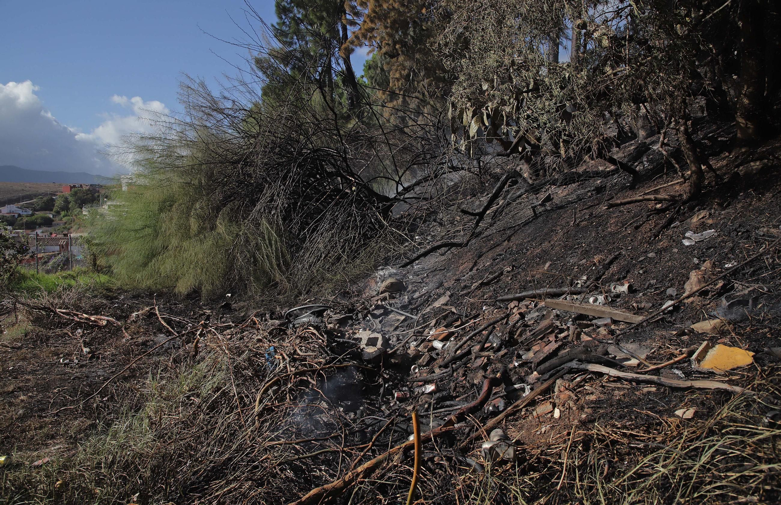 Fotos del incendio cercano al Bahía Park en la calle Sardina de Algeciras