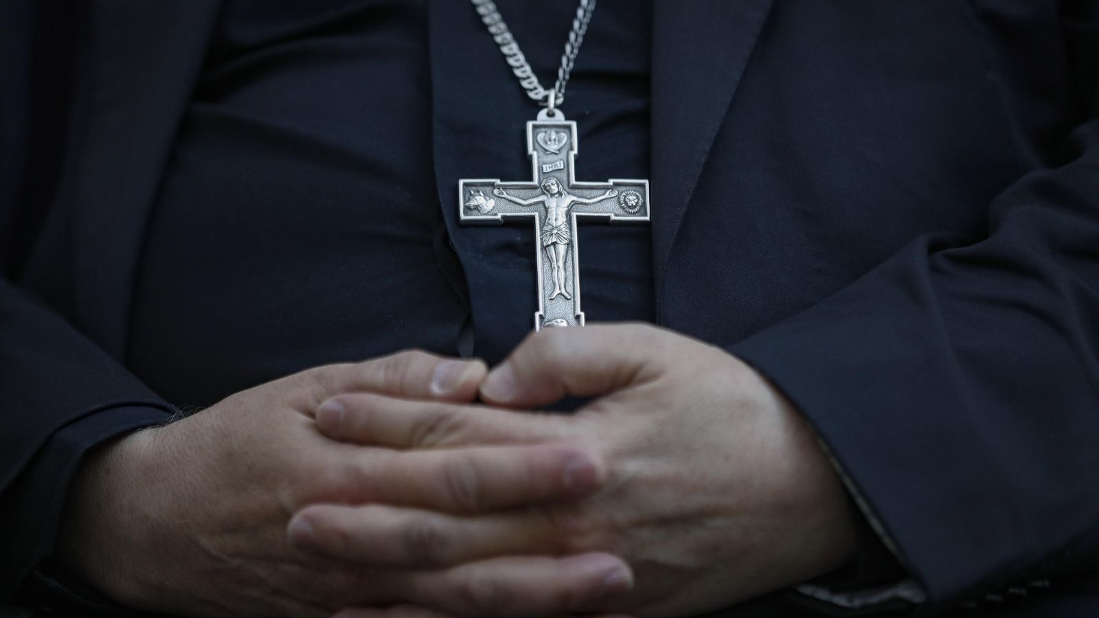 Detalle de la cruz y manos de monseñor Saiz.