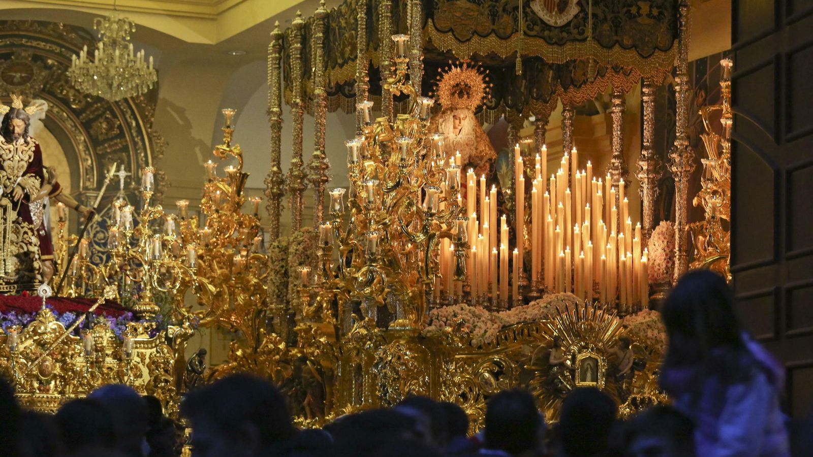 Jesús de la Puente y la Virgen de la Paloma, en su oratorio.
