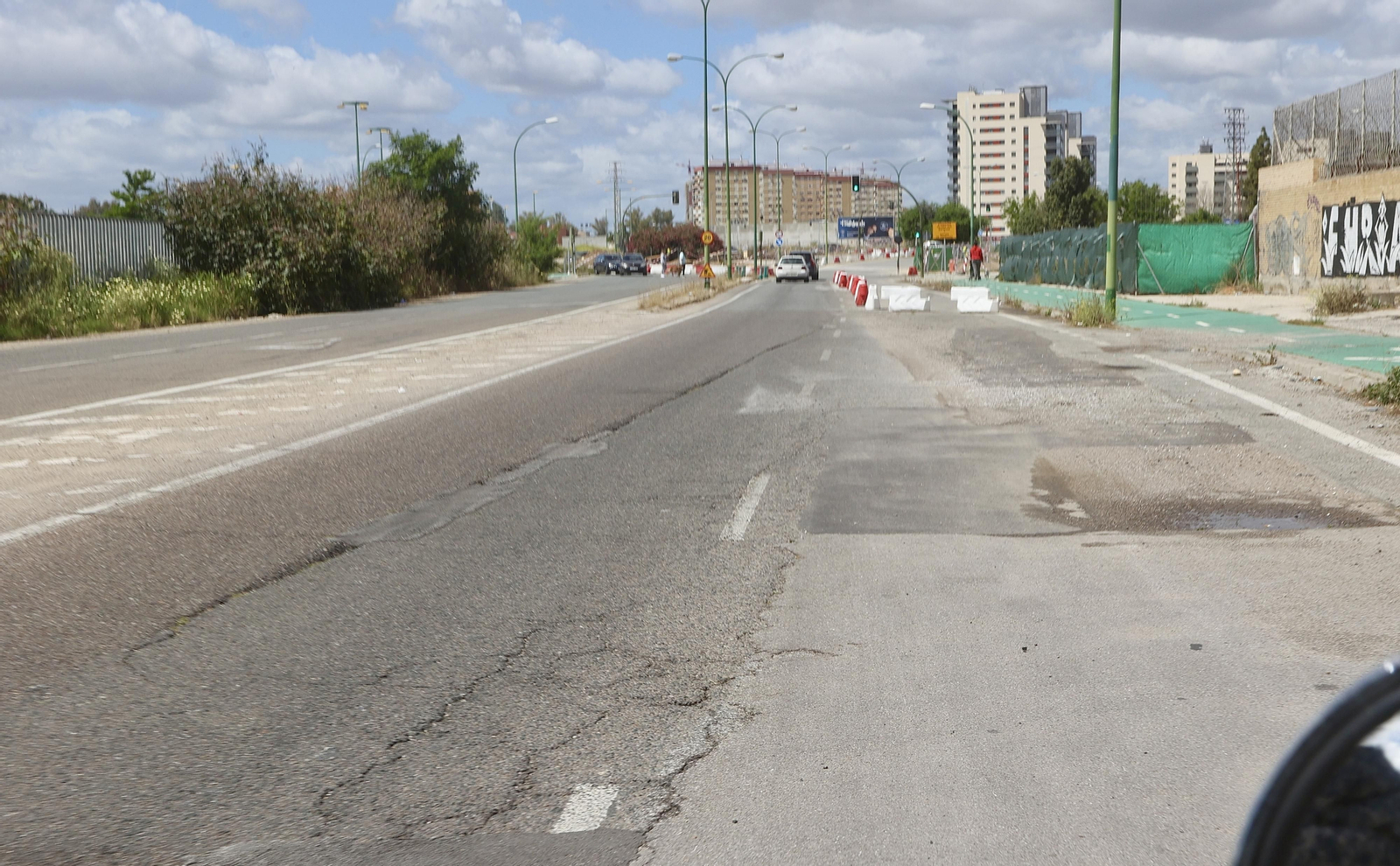 Grietas y baches en las avenidas principales