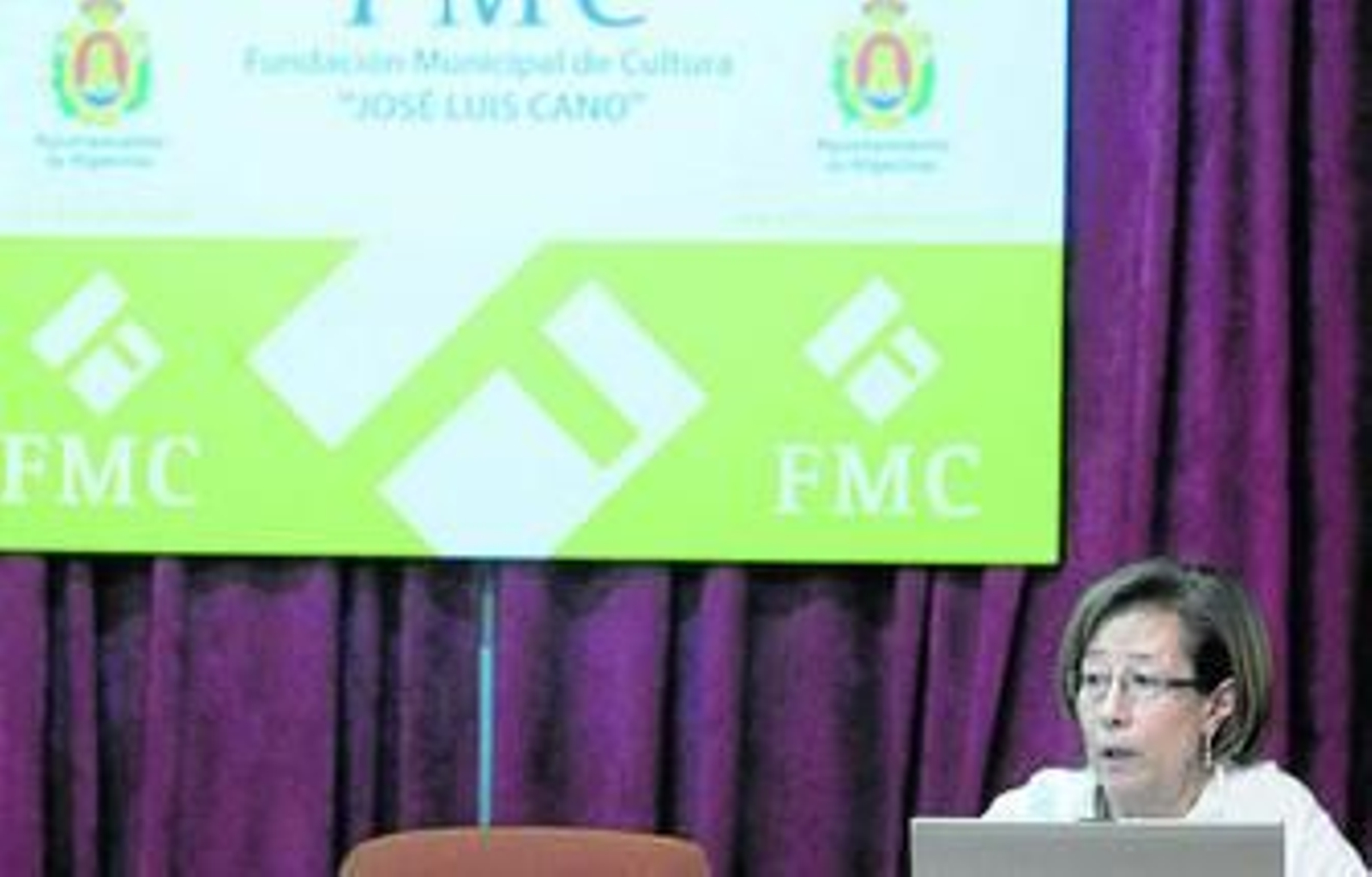 Imagen de Rosalía González durante la conferencia, ayer.