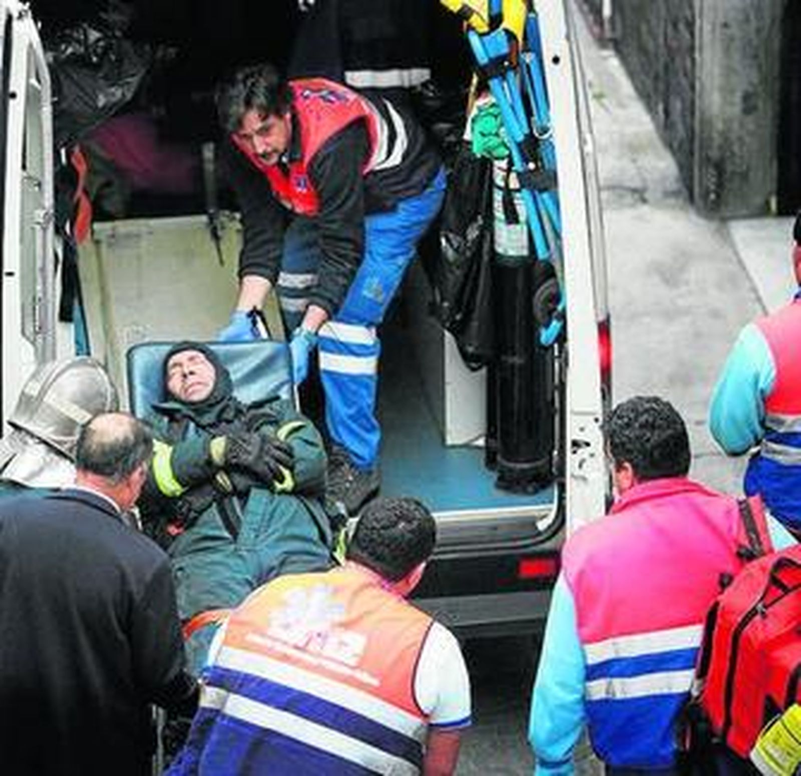 Traslado del bombero herido a la ambulancia.