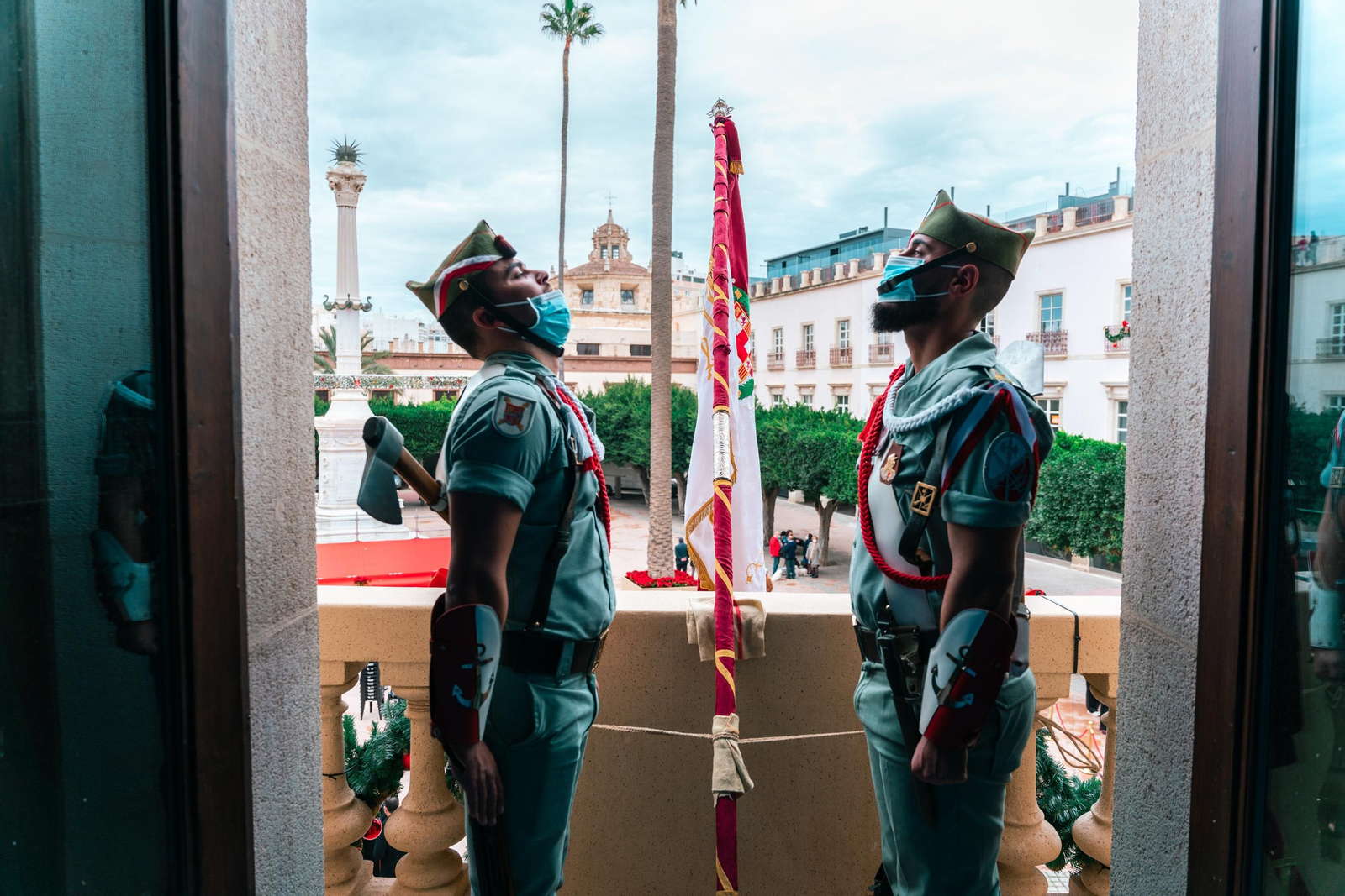 Dos legionarios custodian el pendón en el Ayuntamiento.