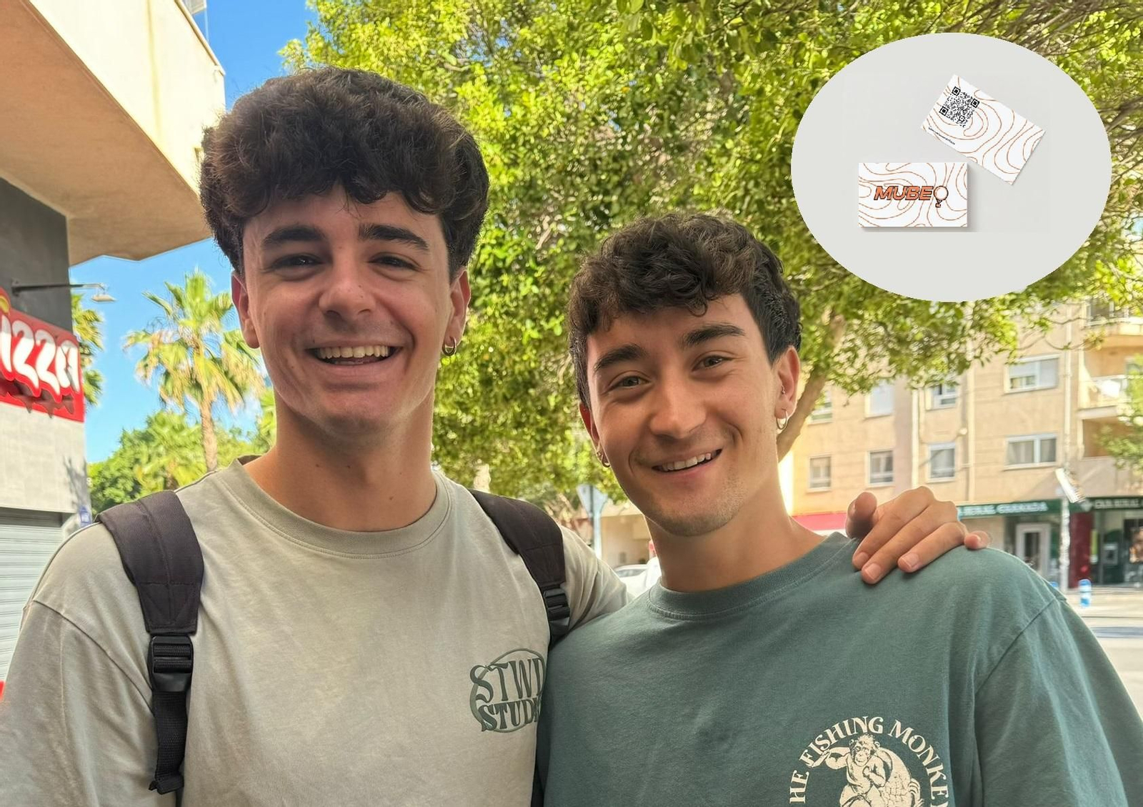 Hugo y Diego, en Teatinos, junto a una tarjeta Mubeo.
