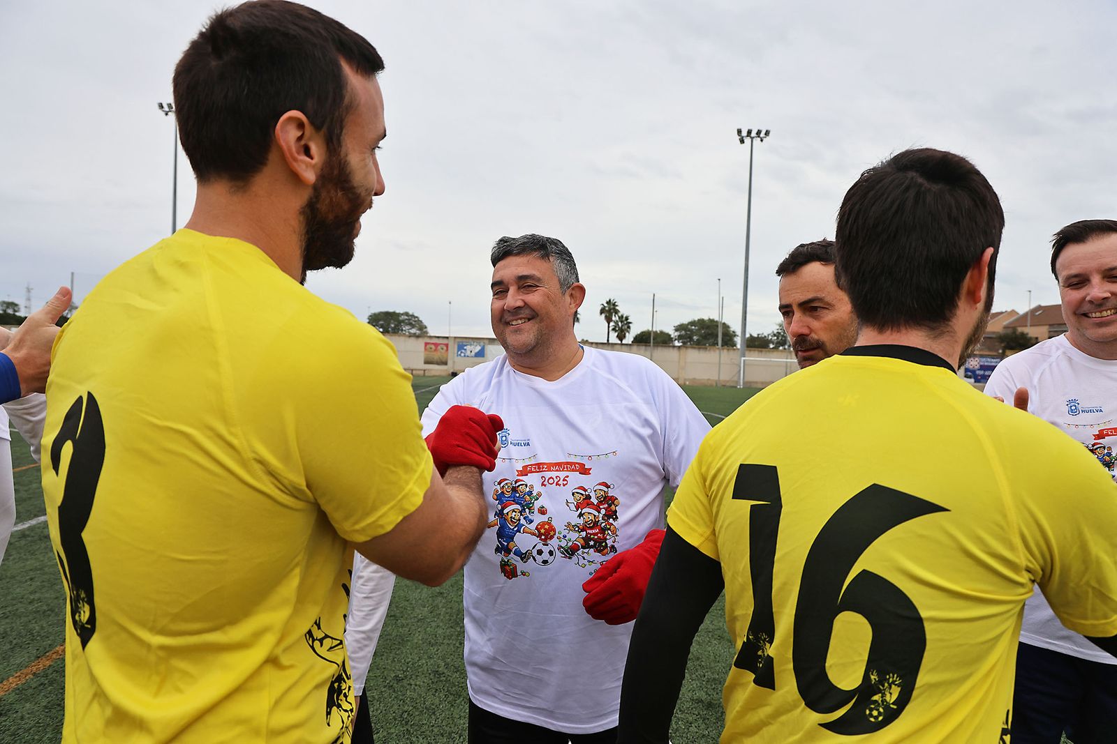 Periodistas y políticos disputan su tradicional partido navideño de fútbol