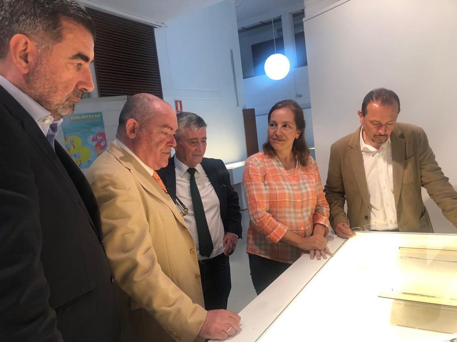 Varios representantes institucionales durante la inauguración de la muestra.