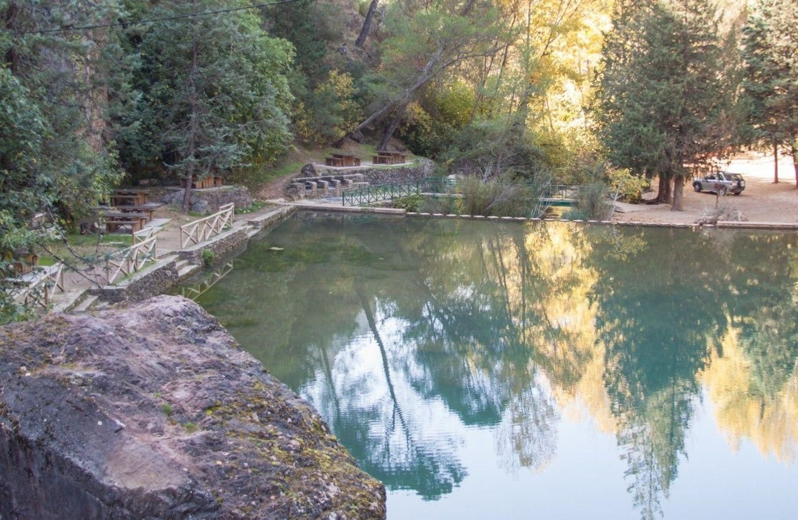 El área recreativa Charco del Aceite está situado en el cauce del río Guadalquivir en plena Sierra de las Villas.