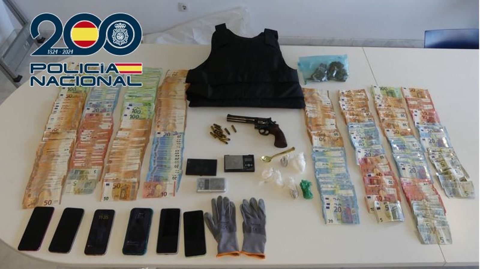 Los agentes han intervenido droga, 37.000 euros en metálico, teléfonos móviles y un revolver