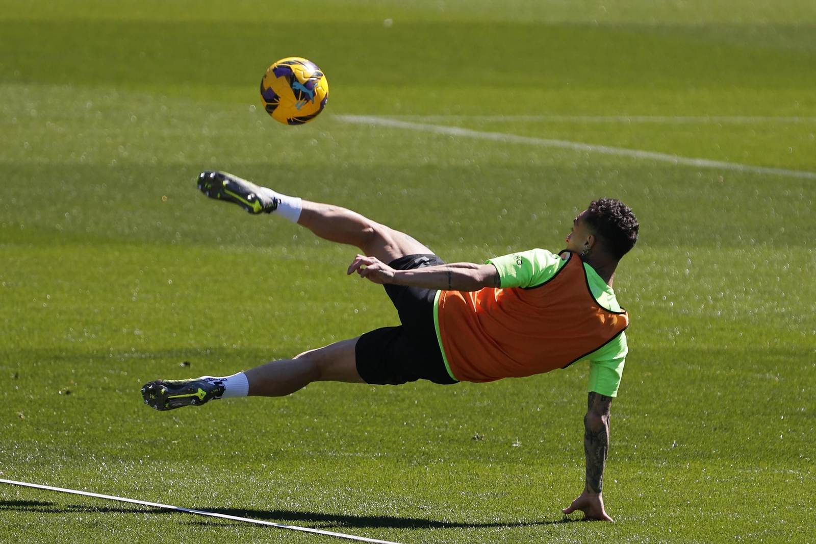 Las imágenes del gran ambiente en el entrenamiento del Betis