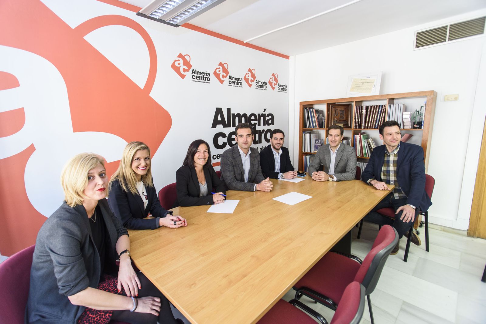 Imagen facilitada por el Ayuntamiento de la reunión mantenida en la sede de Almería Centro del alcalde y concejales con los comerciantes.