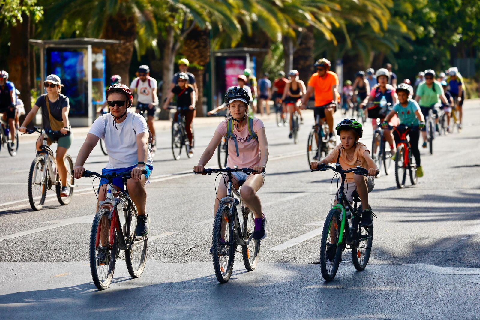 Cientos de ciclistas toman Málaga en el Día de la Bici, en imágenes
