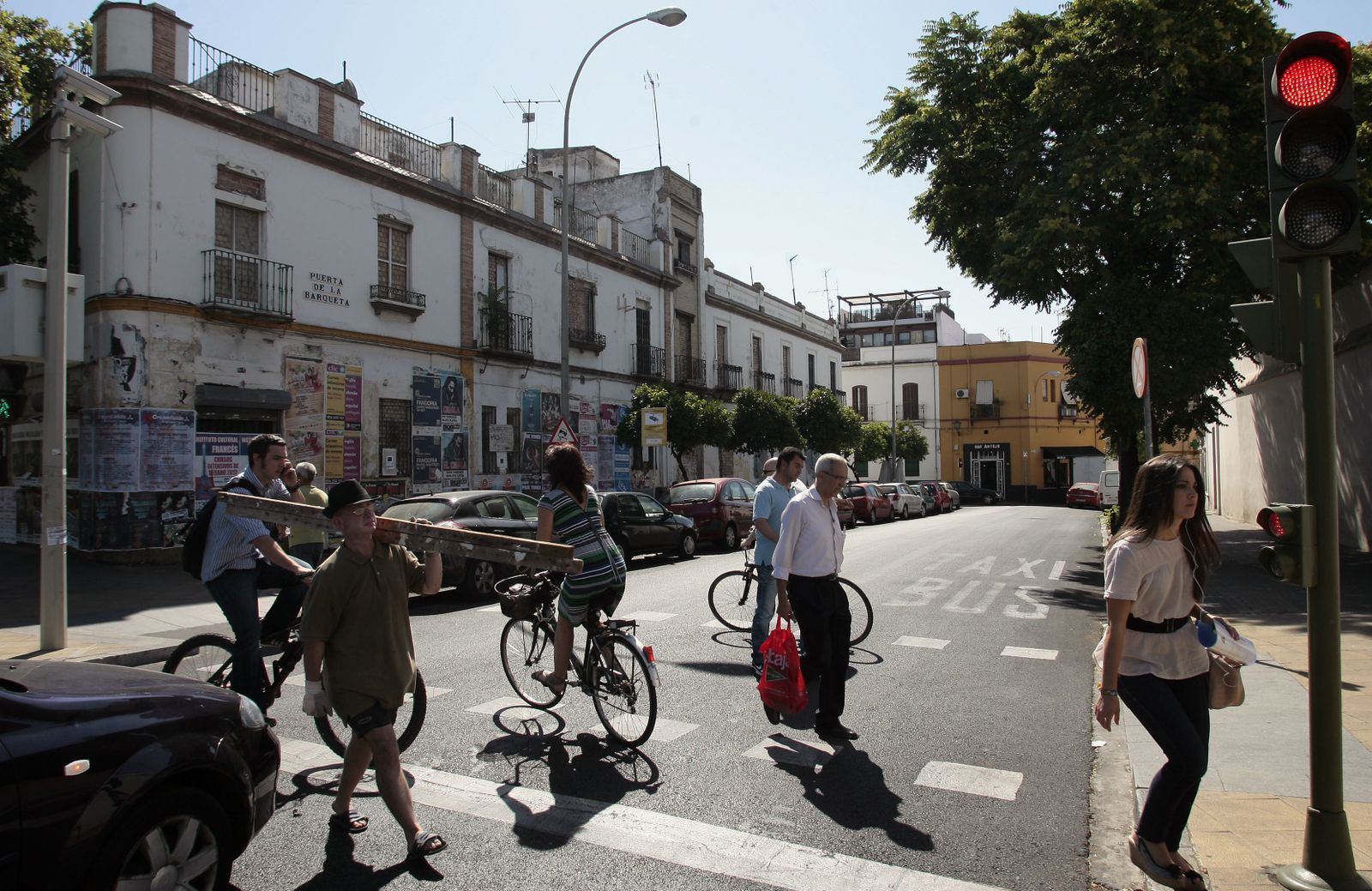 El edificio abandonado corona la entrada a la céntrica Alameda por la calle Calatrava.