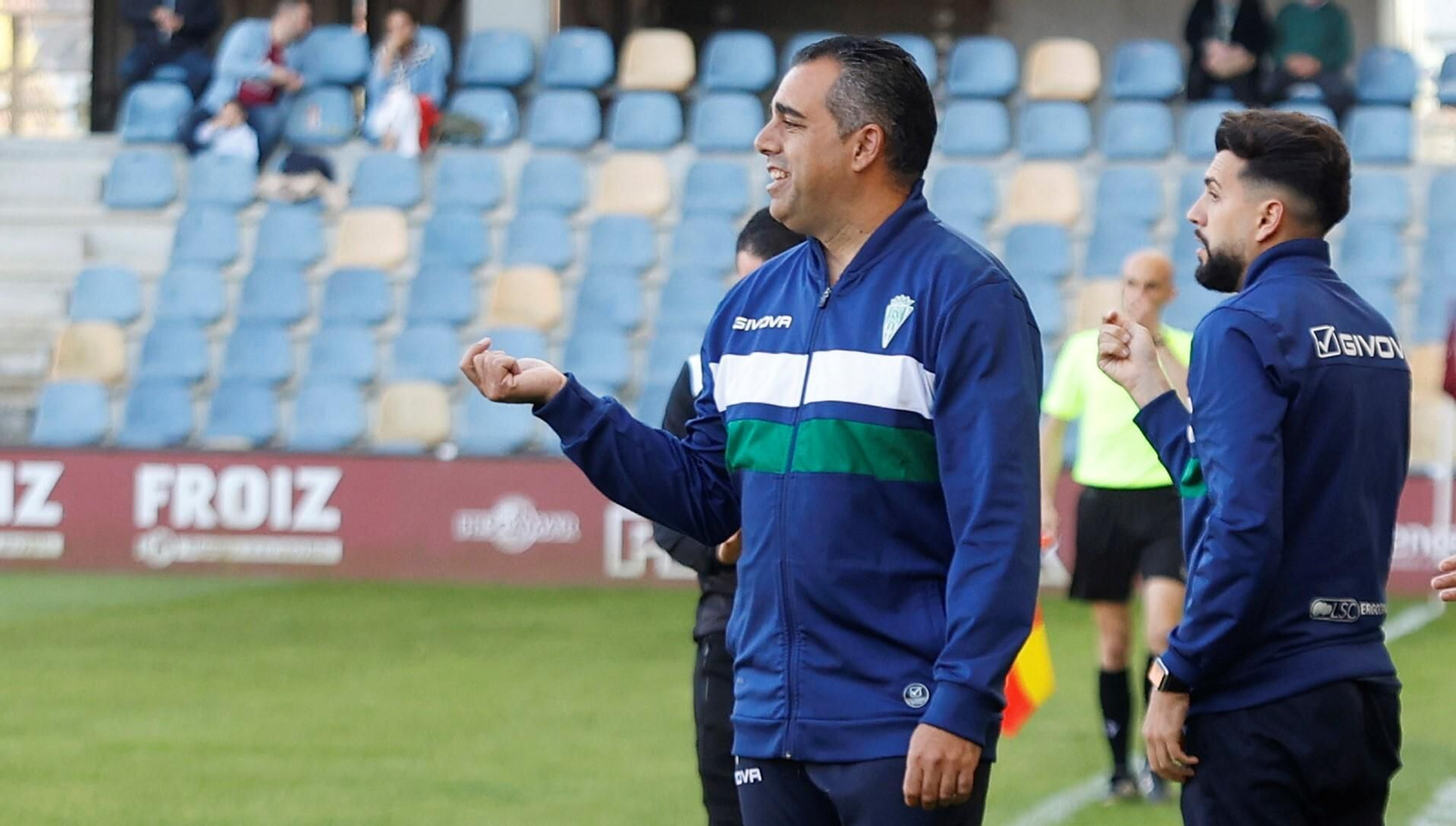 Germán Crespo, técnico del Córdoba CF, protesta a Conejero Sánchez en Pontevedra.