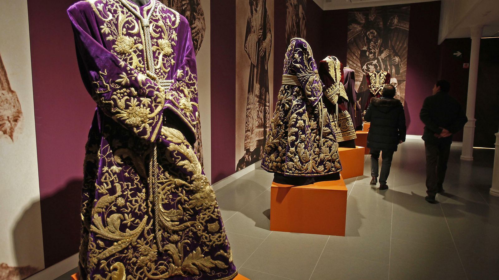 Las túnicas bordadas del Señor.