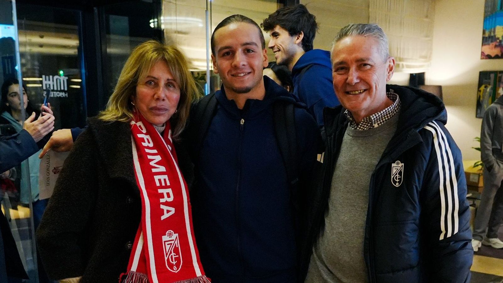 Izan González posando con dos aficionados en la salida al estadio.