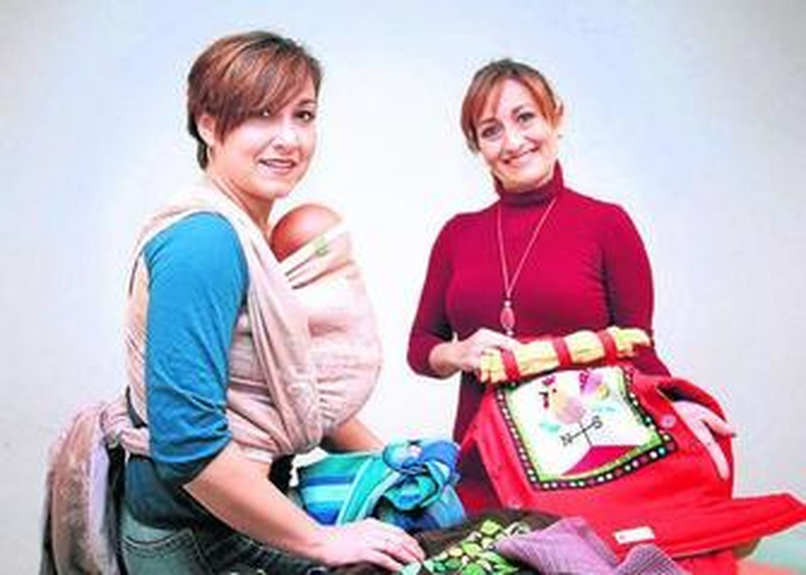 1. Teresa y Pilar de la Rosa posan con algunos de los portabebés. Fulares, meichilas o mochilas ergonómicas, entre otros.      2. Entre otras actividades que organiza Proyecto Koalo, destacan las rutas de senderismo gratuitas para familias.