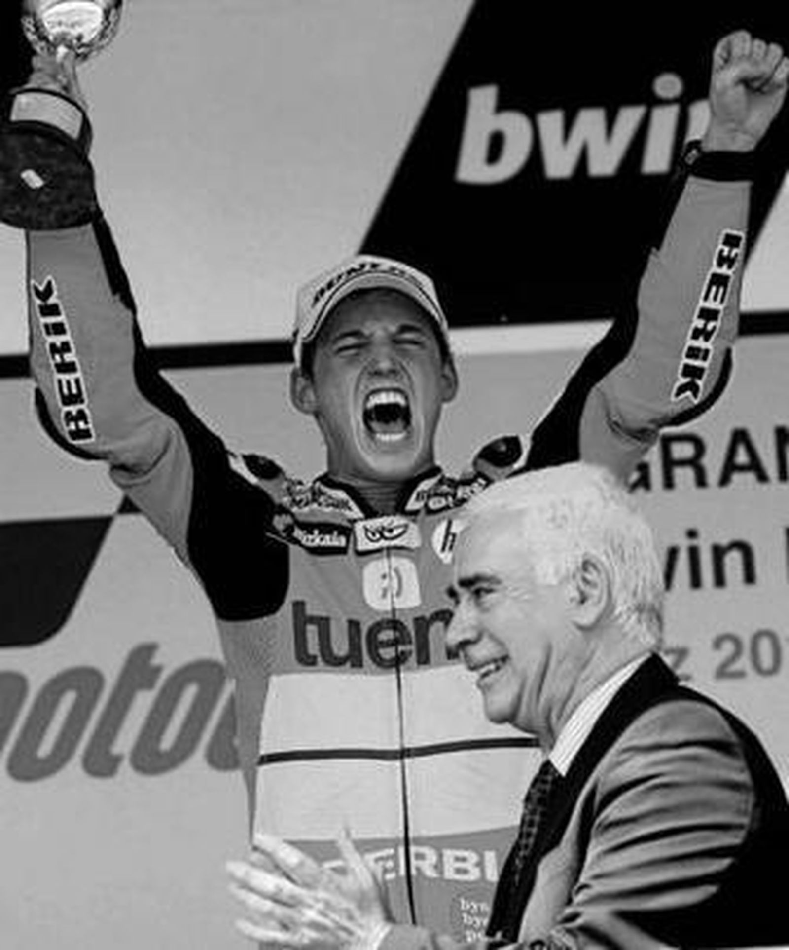 El consejero Luciano Alonso entregó el catavino a Espargaró.