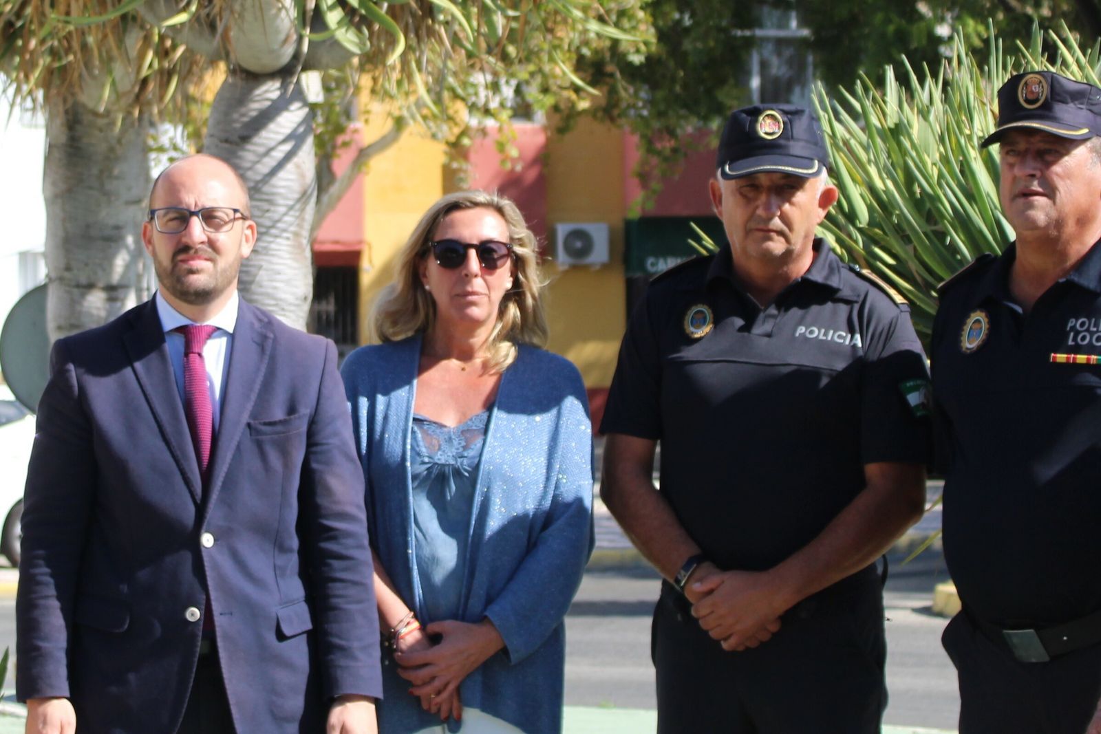 El alcalde y la edil de Seguridad, con agentes de la Policía Local.