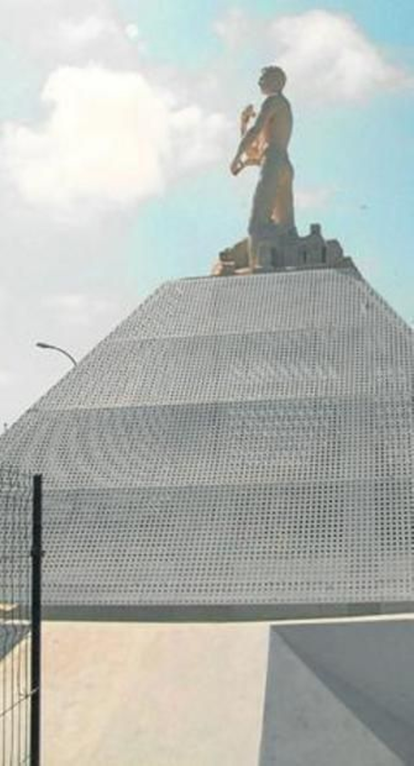 La estatua del salinero, colocada ya sobre la rotonda.