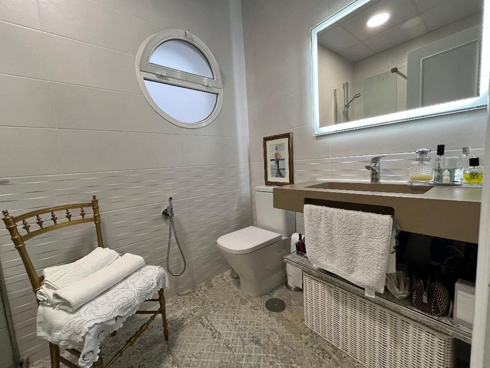 Baño. Un cuadro de la pintora gaditana Julia Román embellece este espacio.