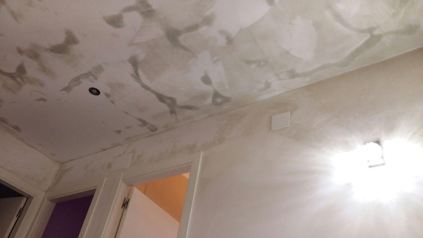 Humedades en el techo de una de las viviendas.