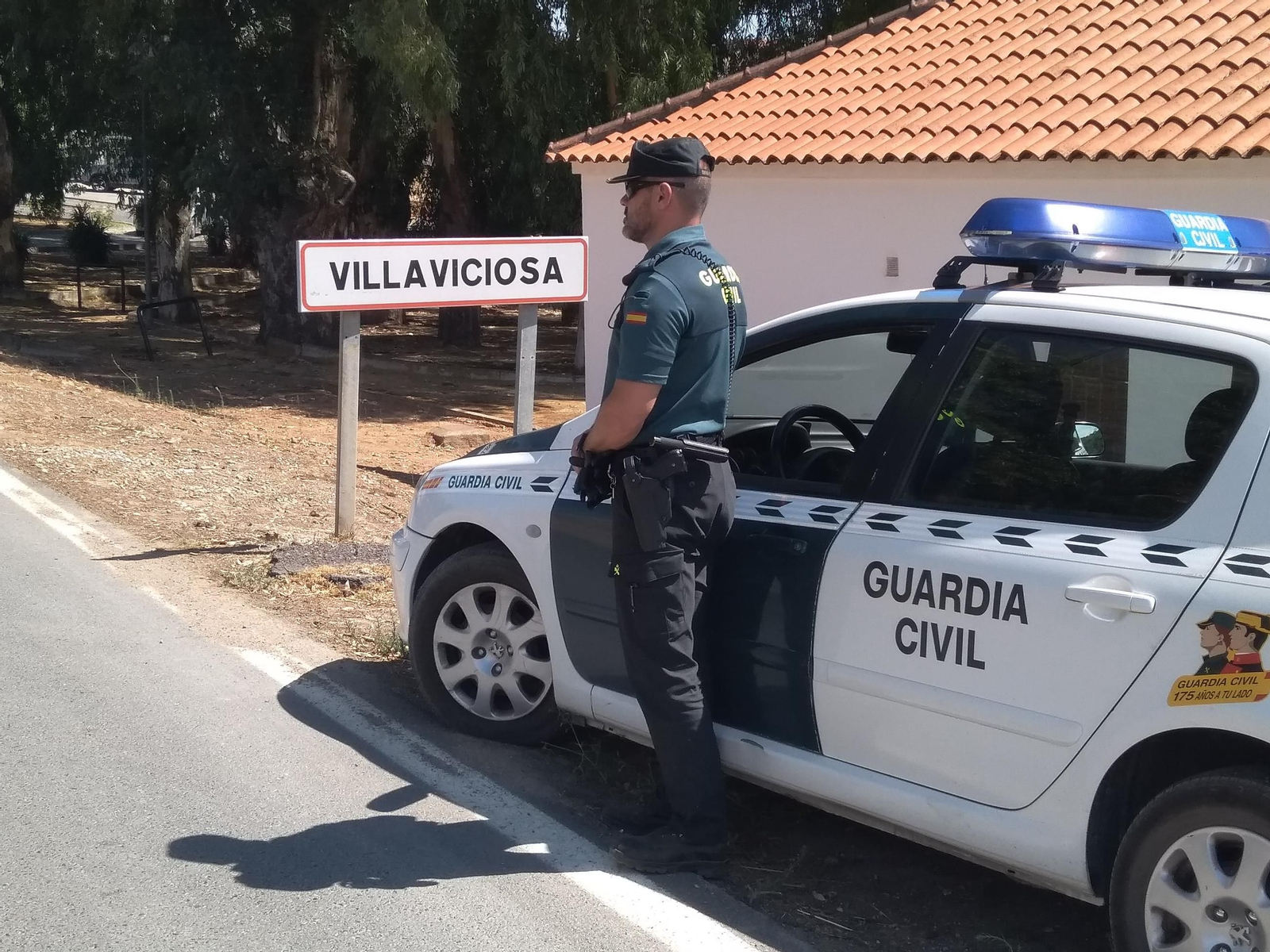 Un agente de la Guardia Civil en un acceso a Villaviciosa de Córdoba. Un agente de la Guardia Civil en un acceso a Villaviciosa de Córdoba.