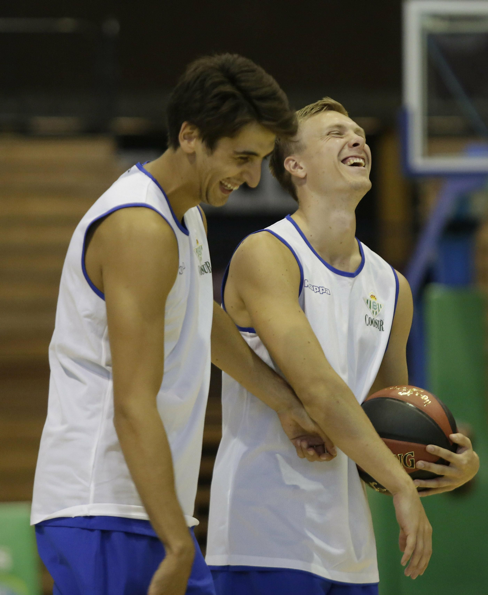 Sipahi, en primer plano, bromea con Borg durante un entrenamiento.