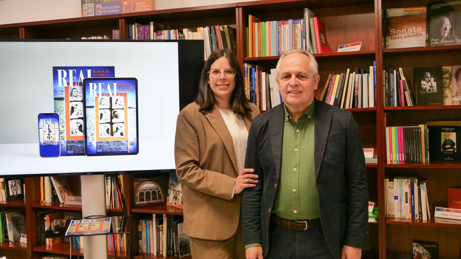 Almudena Morales, diputada de Cultura, Cine e Identidad Almeriense y Mario Pulido, director del IEA.