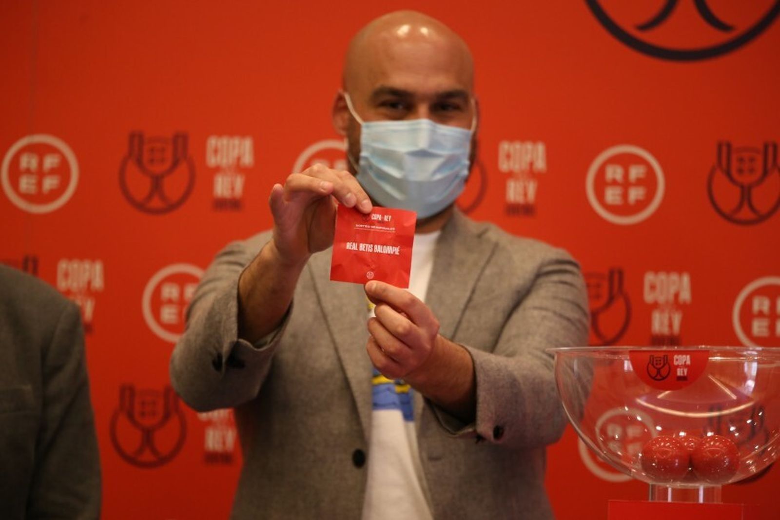 Momento en el que sale la papeleta con el nombre del Betis.