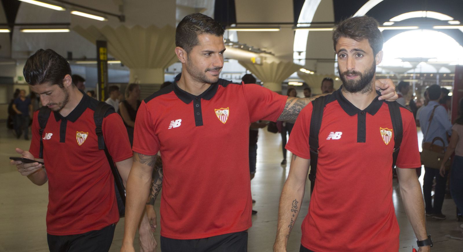 Vitolo en la salida del equipo a Valencia