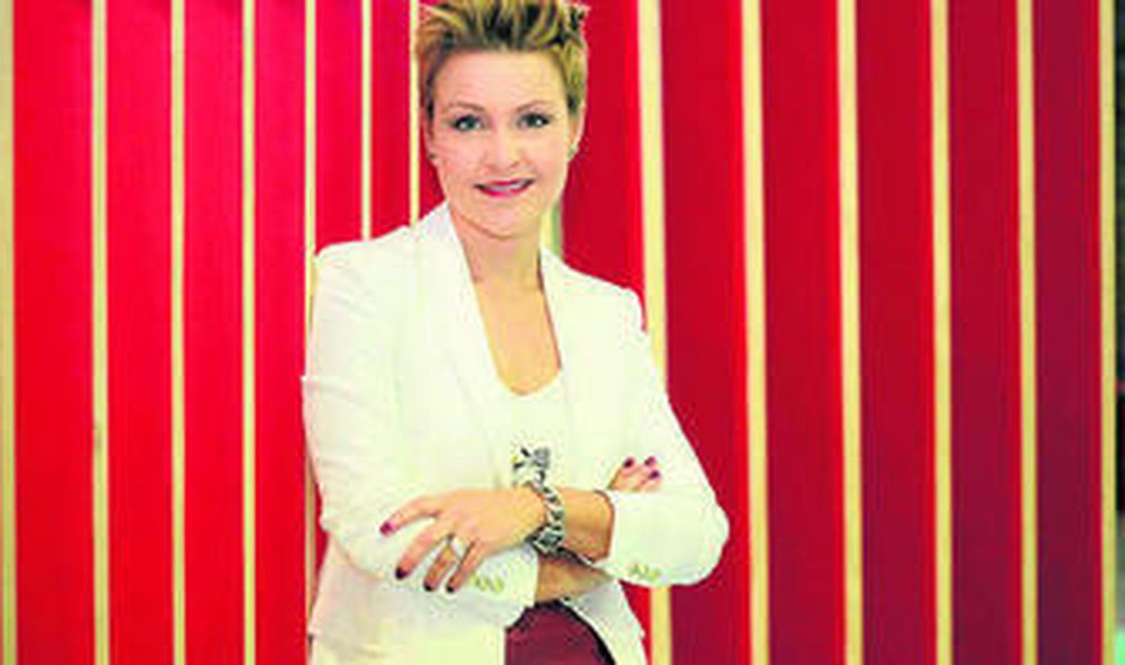 Ana Martí es la encargada de presentar el programa 'La mañana con Ana'.