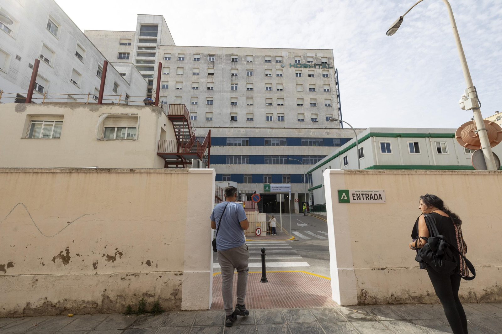 Nuevo acceso al Puerta del Mar, donde se está ampliando la UCI pediátrica.