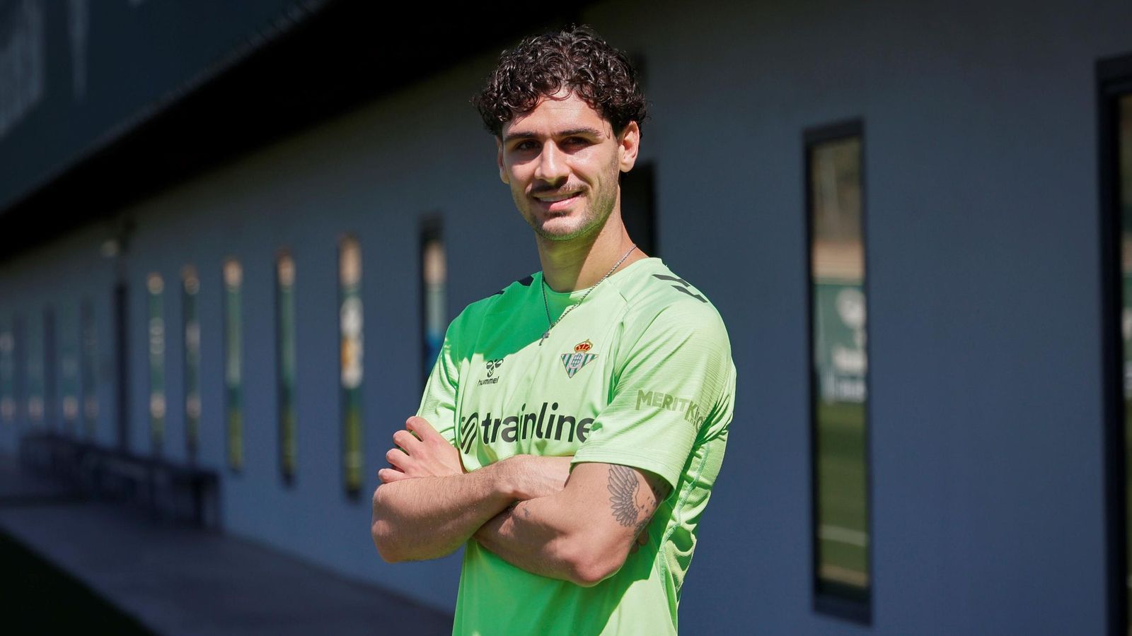 Johnny Cardoso posa en la Ciudad Deortiva Luis del Sol.